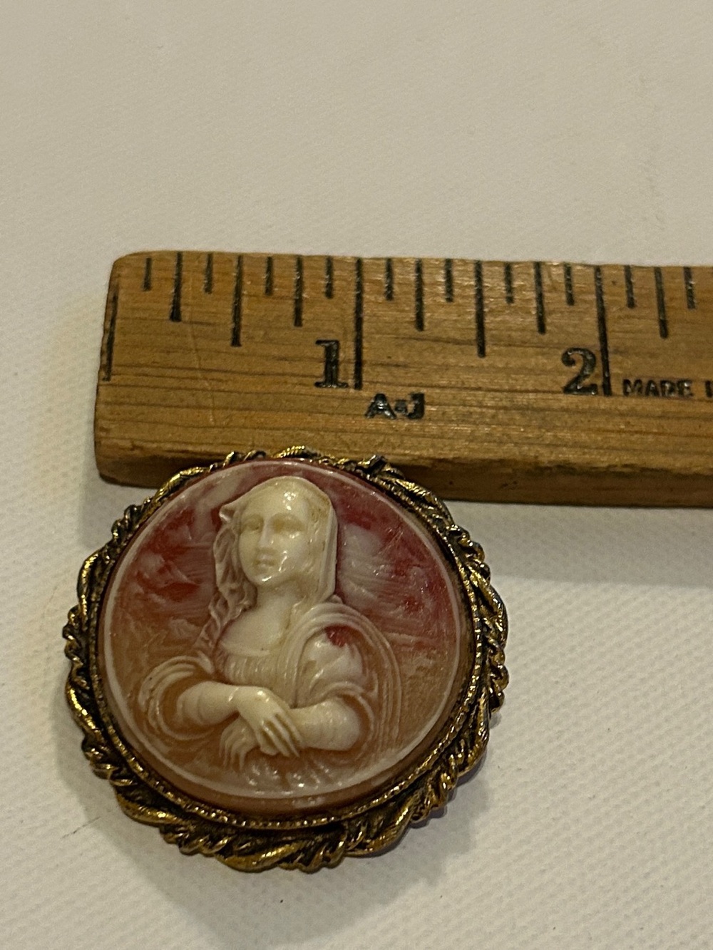Vintage Cameo Brooch Gold Tone Framed Lady Portrait Pin - Picture 4 of 4